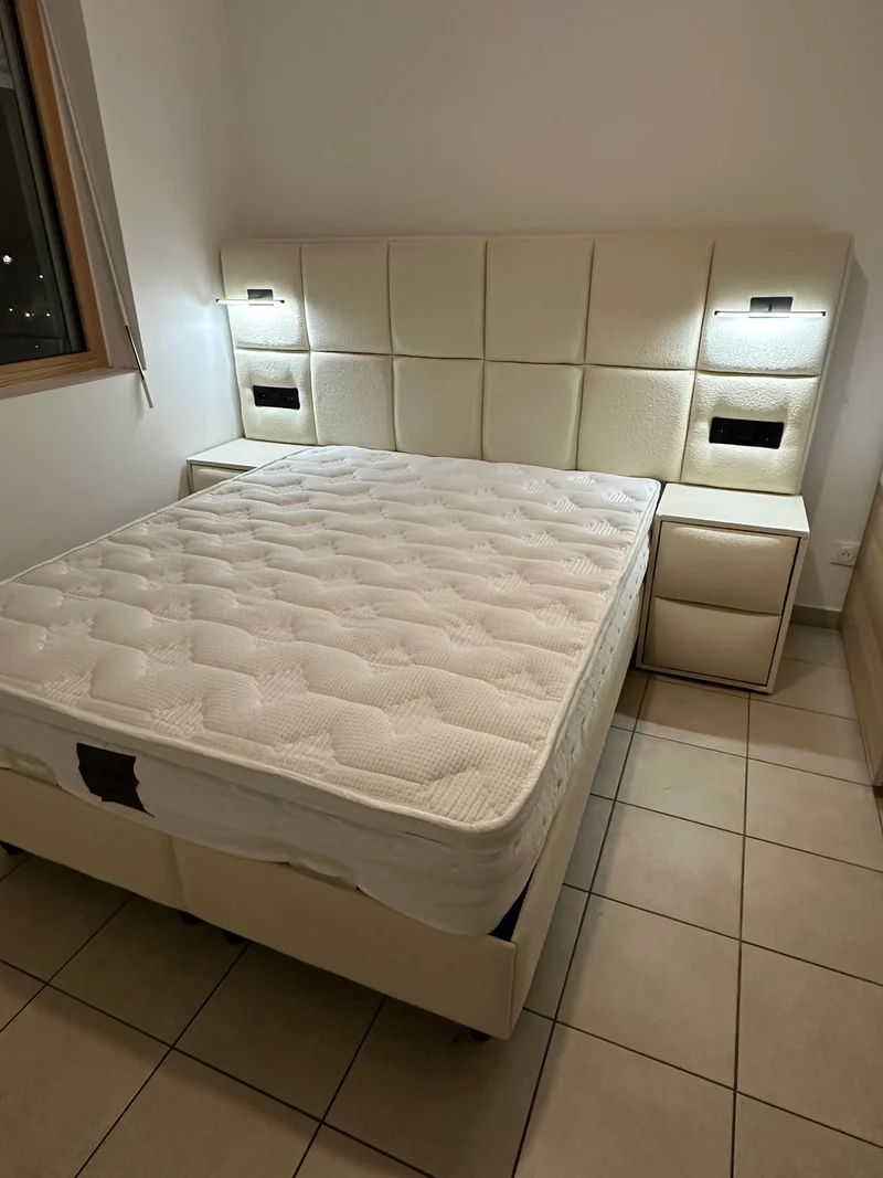 Luna - Lit Coffre avec Tête de Lit Lumineuse - 2 Chevets Inclus