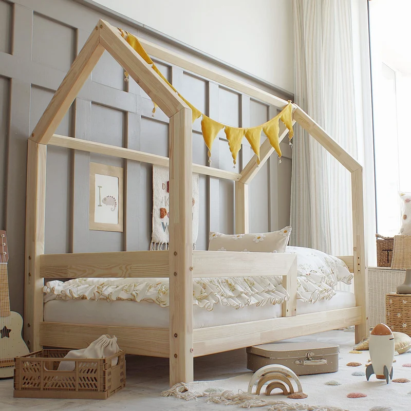 Lit cabane en bois avec barrière, toit horizontal • Ariane