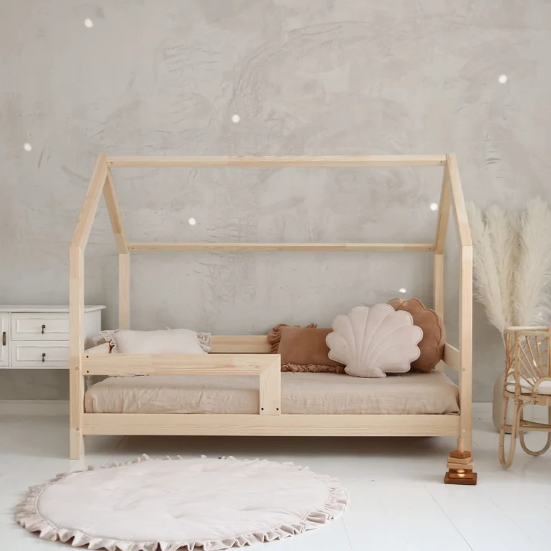 Lit cabane en bois avec barrière, toit horizontal • Ariane