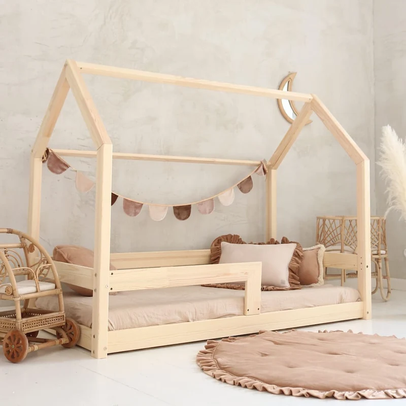 Lit cabane en bois avec barrière, toit horizontal • Ariane