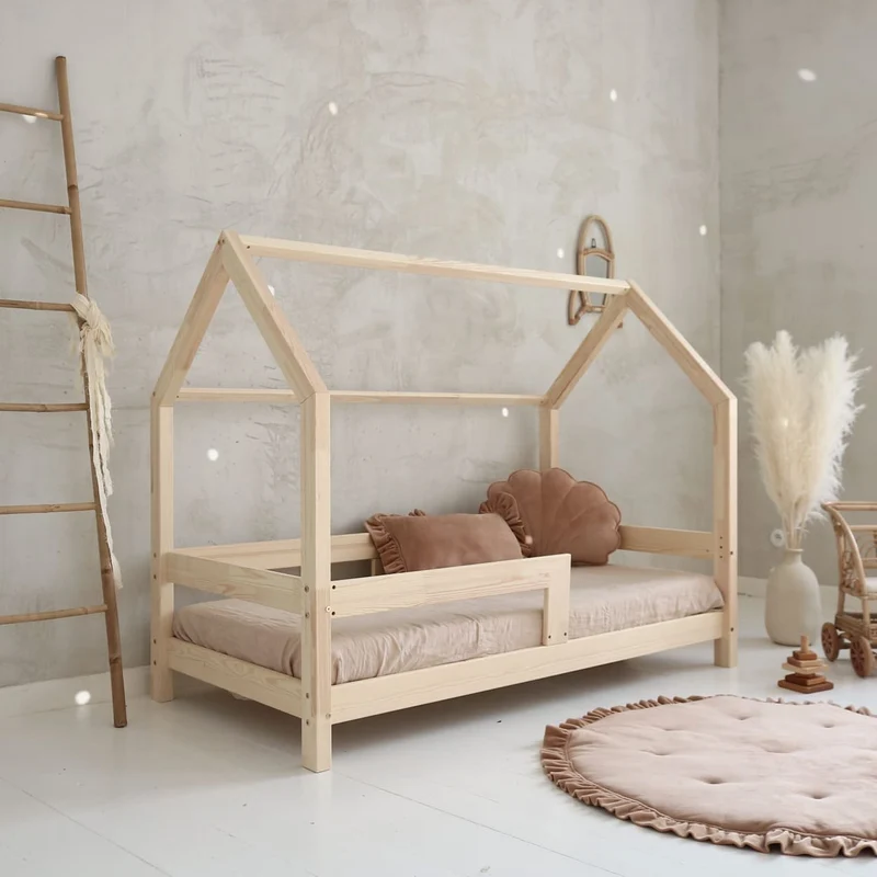 Lit cabane en bois avec barrière, toit horizontal • Ariane