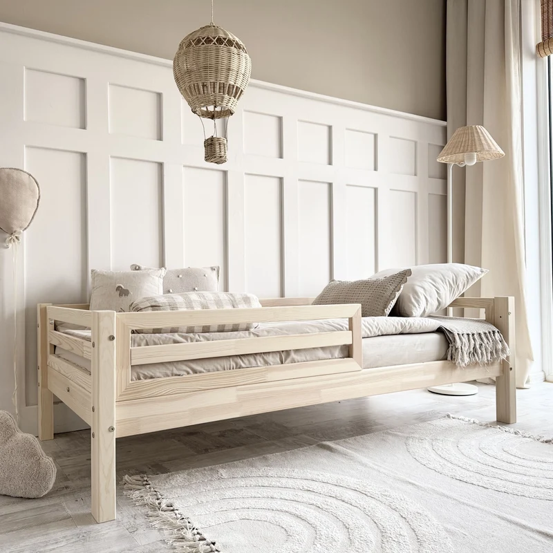 Lit simple en bois avec barrière • Alma