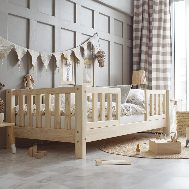 Lit simple en bois avec barrière, entrée centrale • Nohr