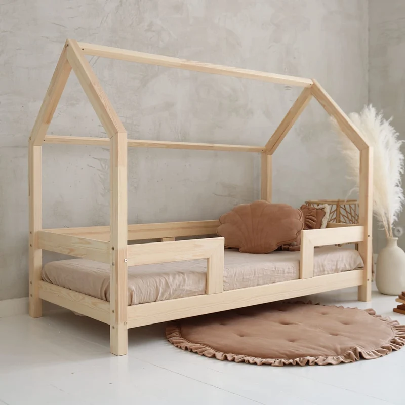 Lit cabane en bois avec barrière, toit horizontal et entrée centrale • Ariane