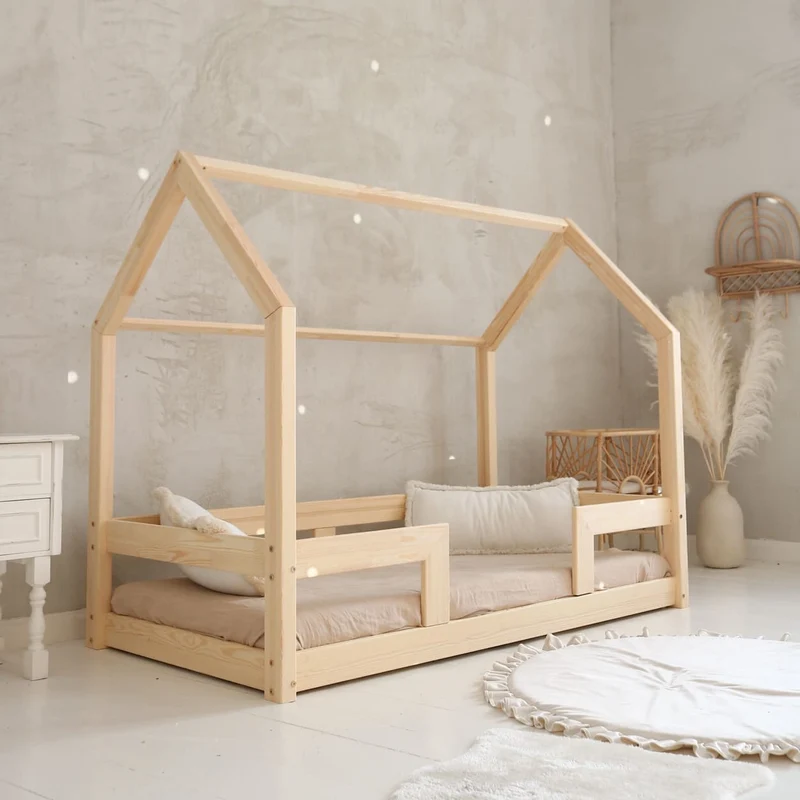 Lit cabane en bois avec barrière, toit horizontal et entrée centrale • Ariane