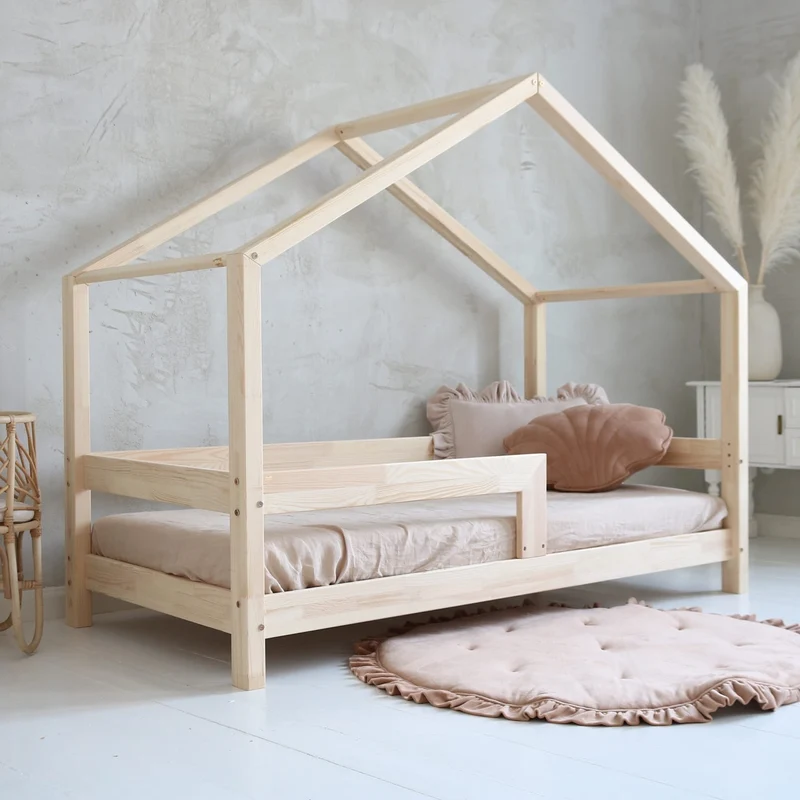 Lit cabane en bois avec barrière, toit pointu • Ariane