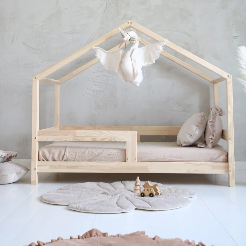 Lit cabane en bois avec barrière, toit pointu • Ariane