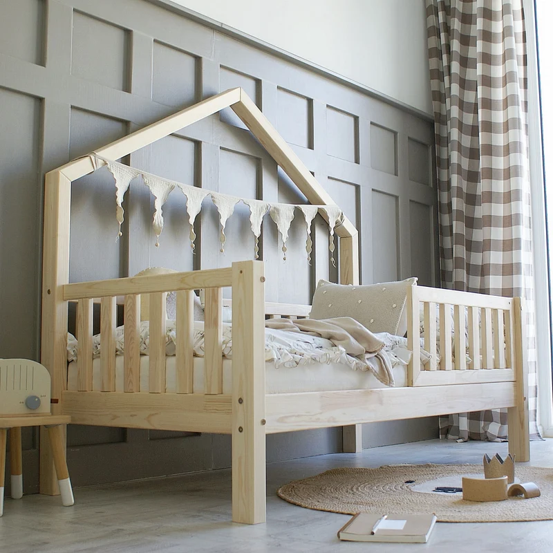 Lit simple maisonette en bois, toit sur le côté • Nohr