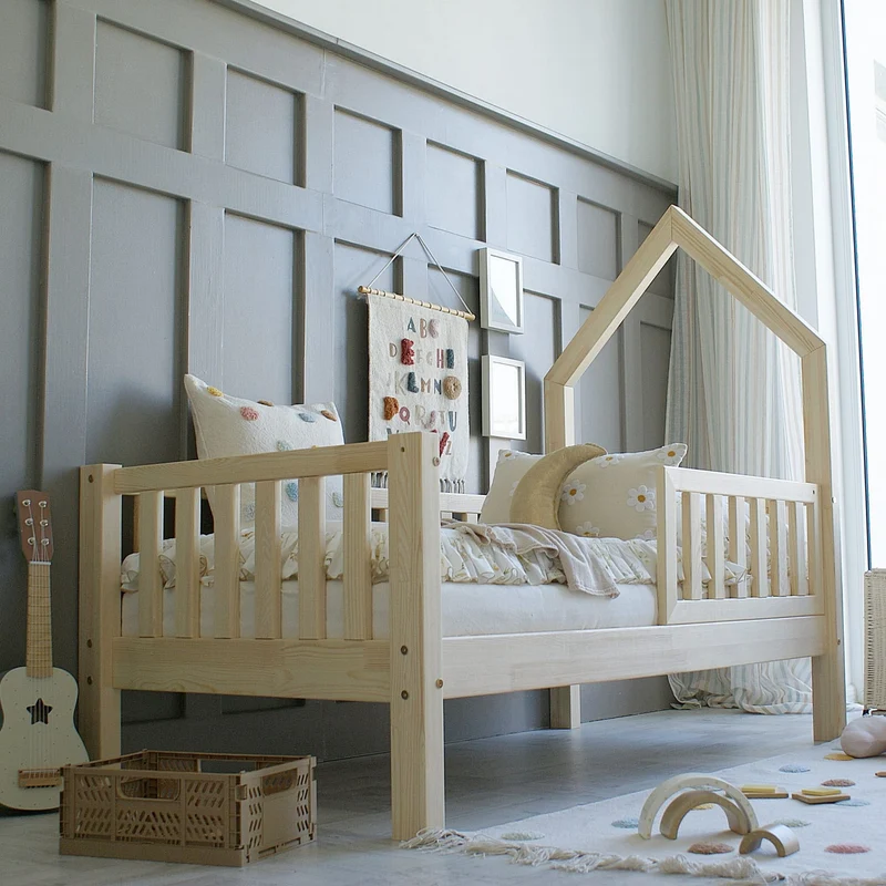 Lit simple maisonette en bois, toit en tête de lit • Nohr