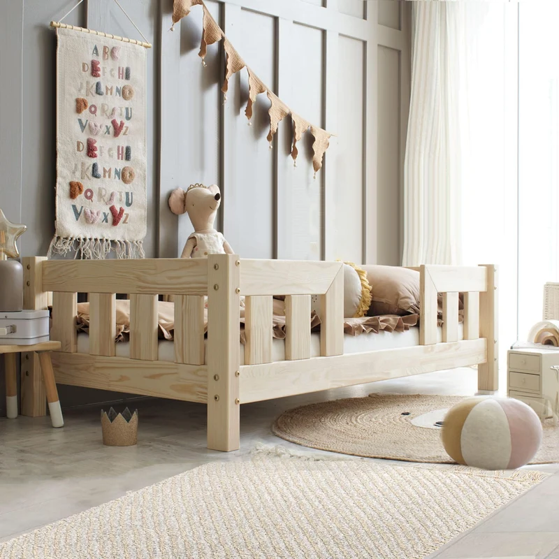 Lit simple en bois avec barrière, entrée centrale • Aya