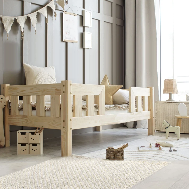 Lit simple en bois avec barrière, entrée centrale • Aya