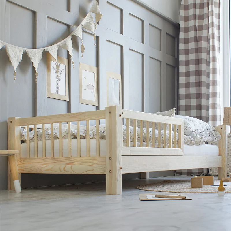 Lit simple en bois avec barrière • Milie
