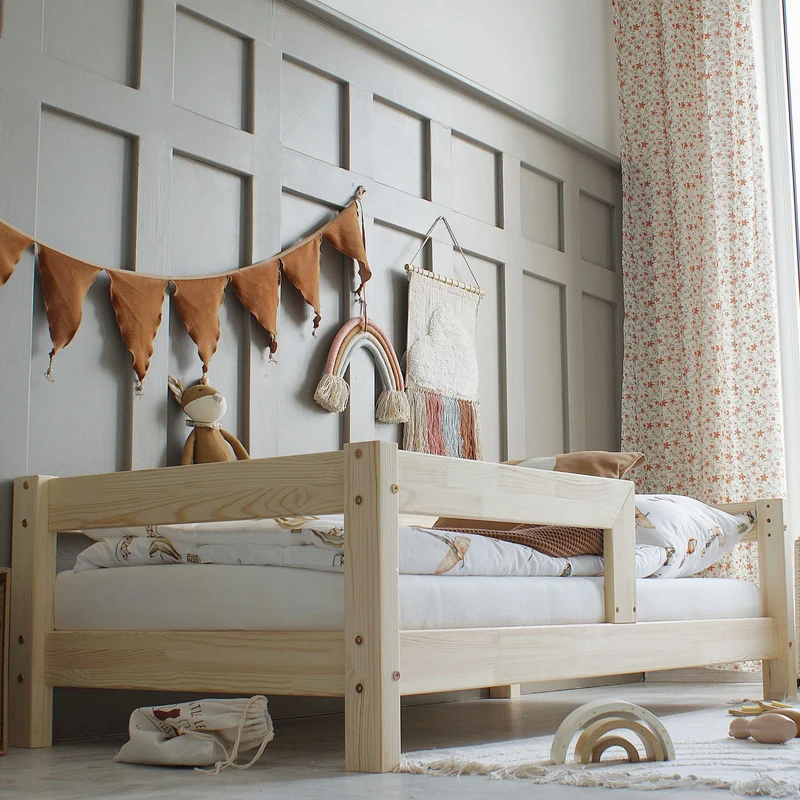 Lit simple en bois avec barrière • Ariane