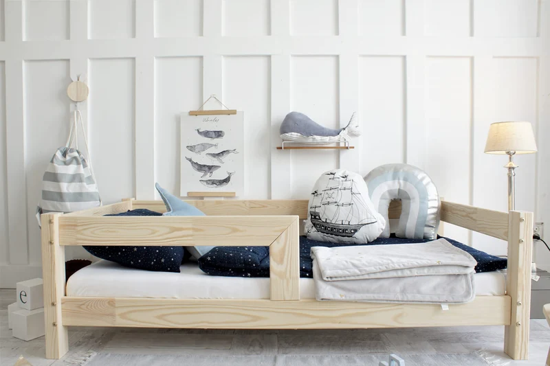 Lit simple en bois avec barrière • Ariane