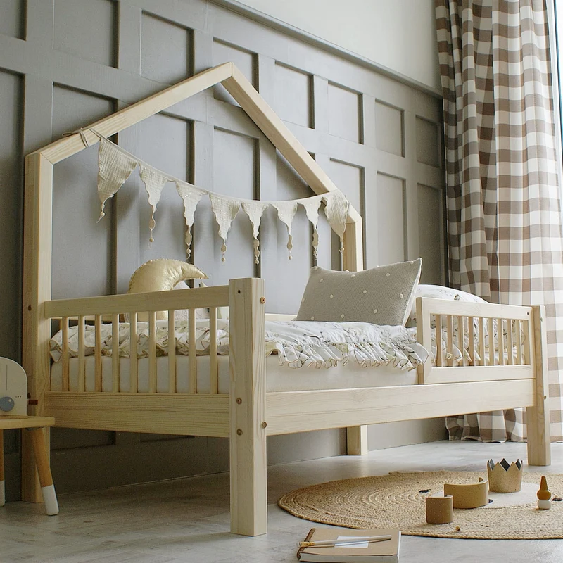 Lit simple maisonette en bois, toit sur le côté • Milie