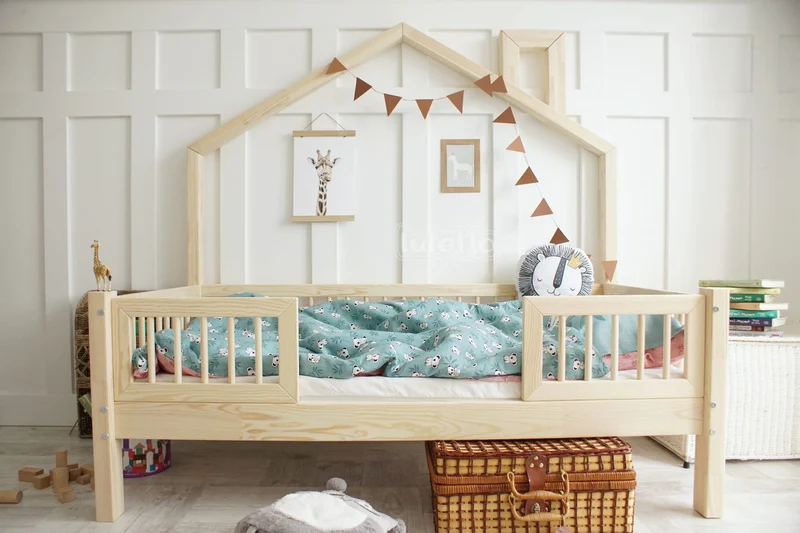 Lit simple maisonette en bois, entrée centrale et toit sur le côté • Milie