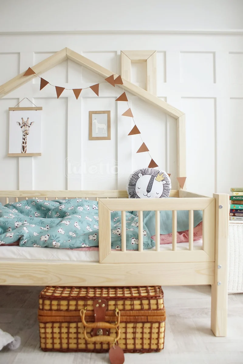 Lit simple maisonette en bois, entrée centrale et toit sur le côté • Milie