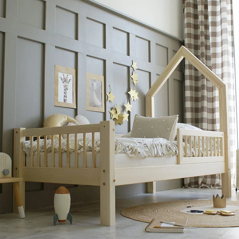 Lit simple maisonette en bois, toit en tête de lit • Milie