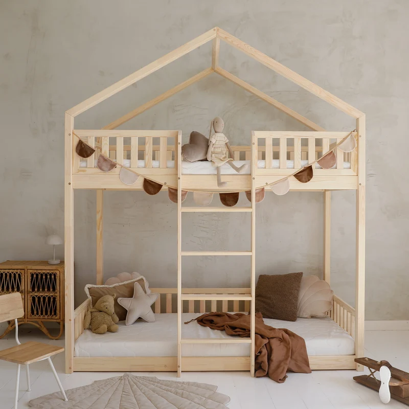 Lit cabane superposé 90x190cm en bois, toit pointu et échelle centrale • Nohr