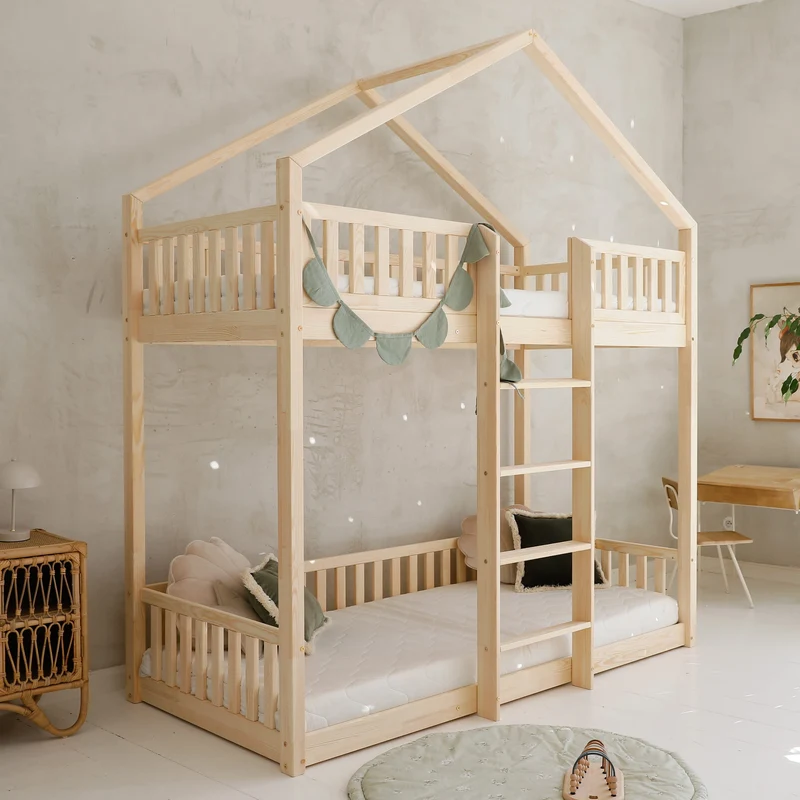 Lit cabane superposé 90x190cm en bois, toit pointu et échelle centrale • Nohr