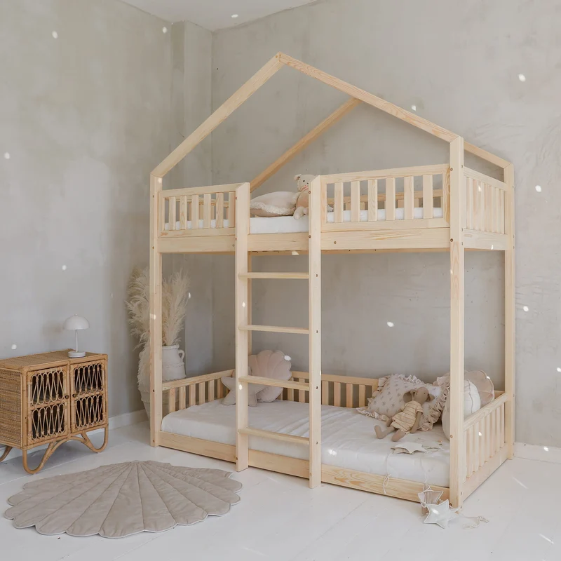 Lit cabane superposé 90x190cm en bois, toit pointu et échelle centrale • Nohr