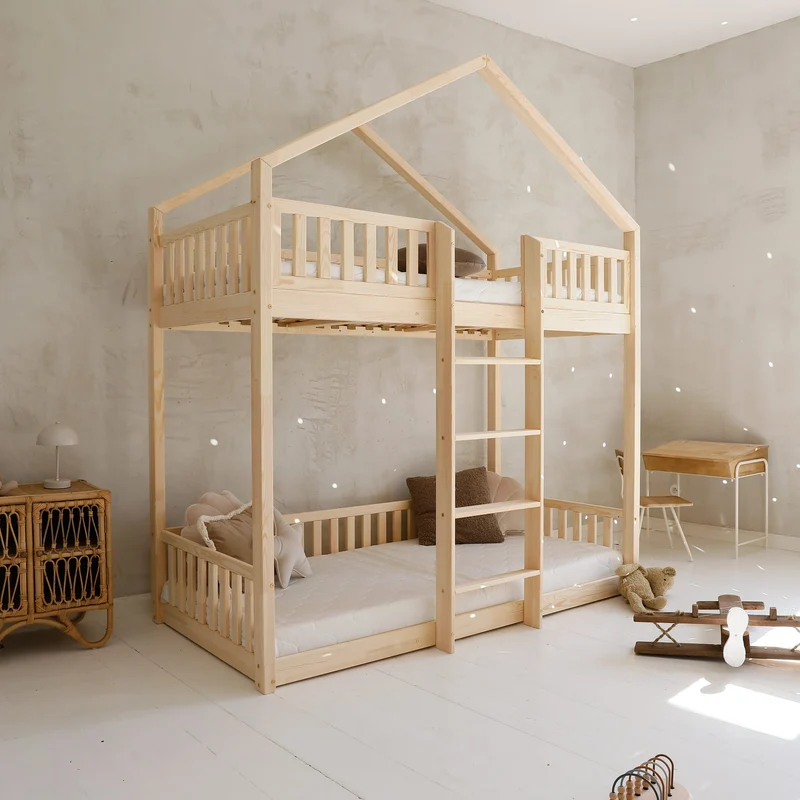 Lit cabane superposé 90x190cm en bois, toit pointu et échelle centrale • Nohr