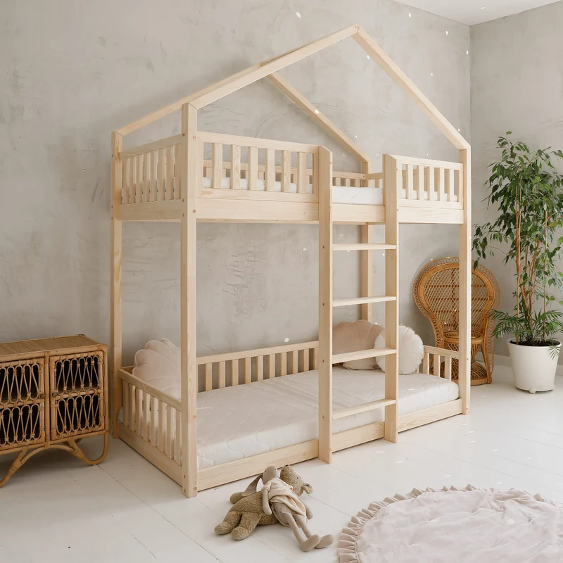 Lit cabane superposé 90x190cm en bois, toit pointu et échelle centrale • Nohr
