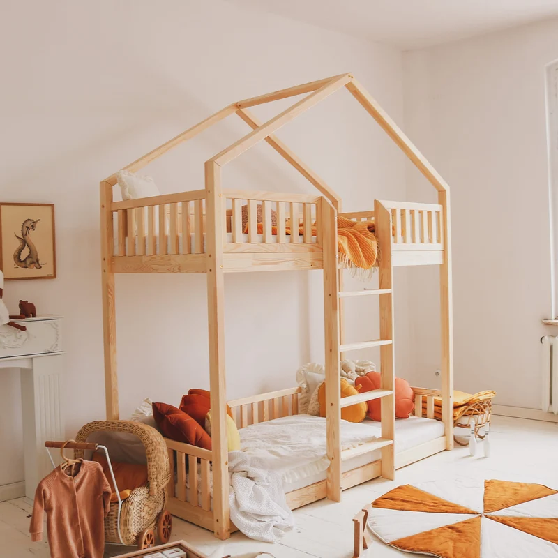 Lit cabane superposé 90x190cm en bois, toit pointu et échelle centrale • Nohr