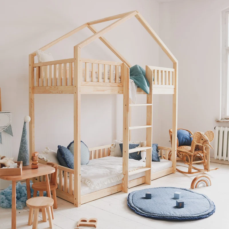 Lit cabane superposé 90x190cm en bois, toit pointu et échelle centrale • Nohr