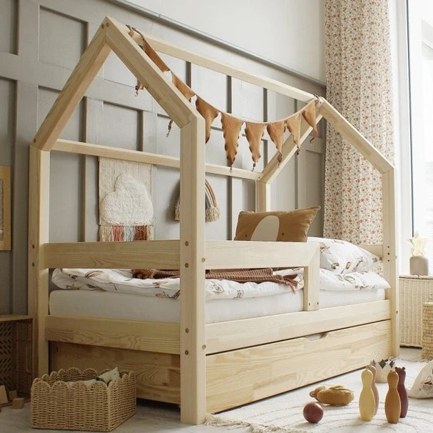 Lit cabane en bois avec barrière, toit horizontal • Ariane