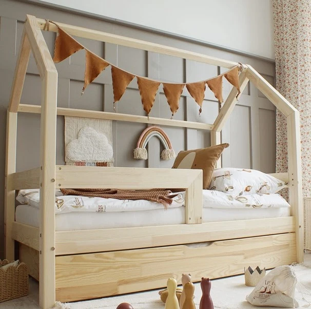 Lit cabane en bois avec barrière, toit horizontal • Ariane