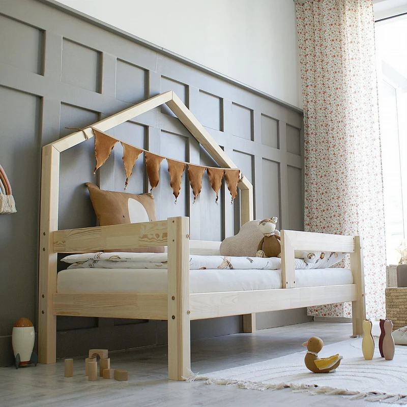 Lit simple maisonette en bois, toit sur le côté • Ariane