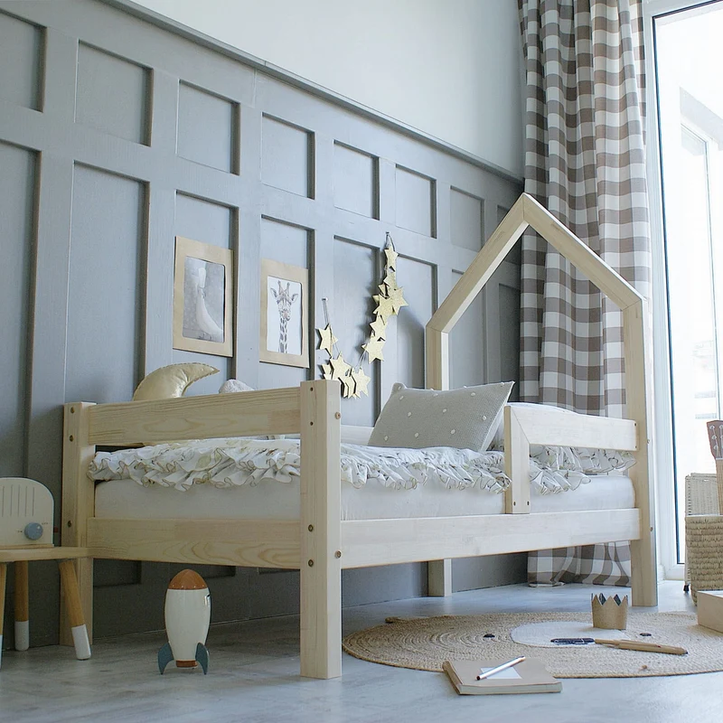 Lit simple maisonette en bois, toit en tête de lit • Ariane