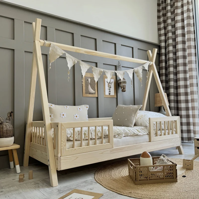 Lit simple tipi en bois avec barrière, entrée centrale • Milie