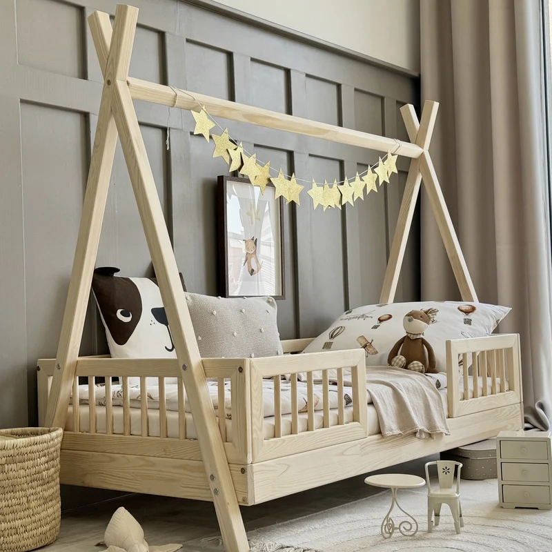Lit simple tipi en bois avec barrière, entrée centrale • Milie