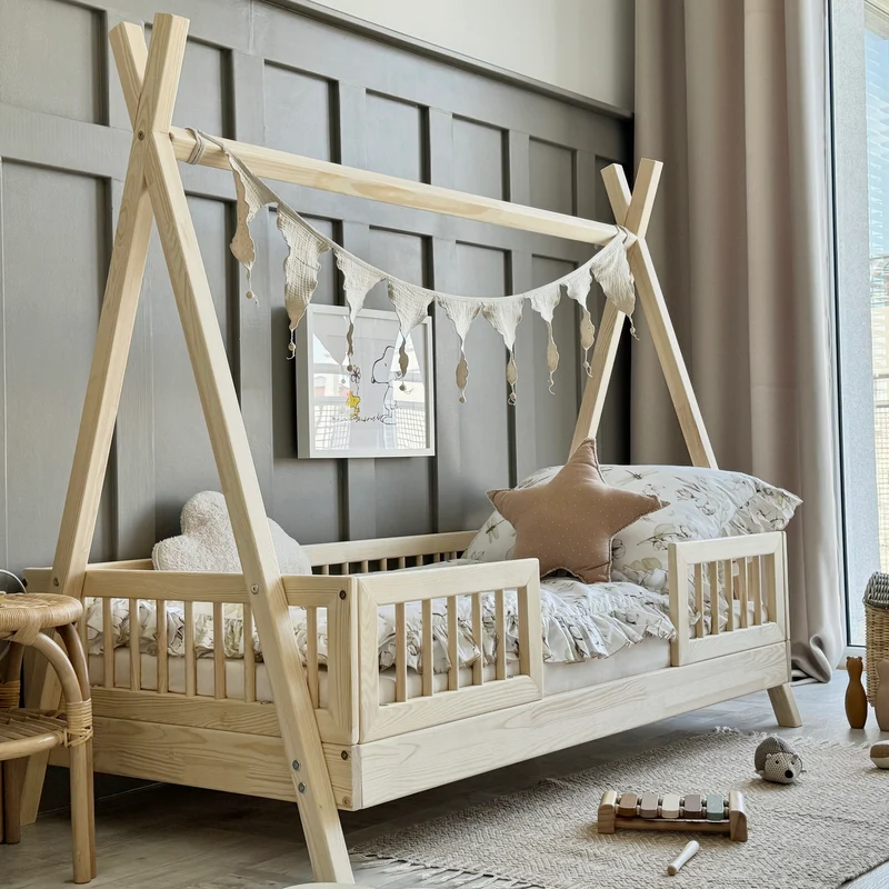 Lit simple tipi en bois avec barrière, entrée centrale • Milie