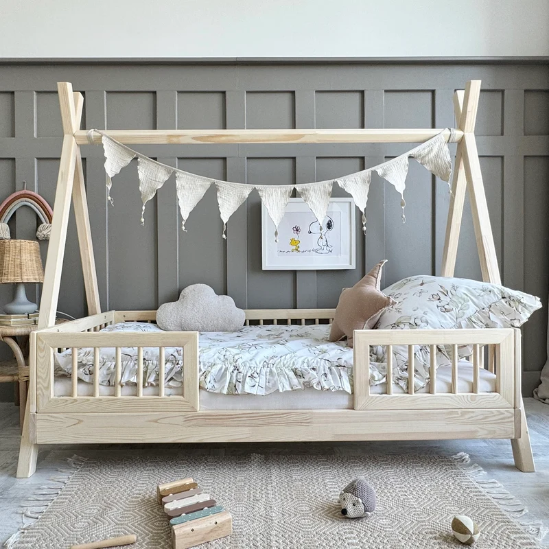 Lit simple tipi en bois avec barrière, entrée centrale • Milie