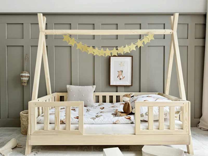 Lit simple tipi en bois avec barrière, entrée centrale • Nohr