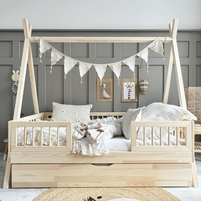 Lit simple tipi en bois avec barrière et tiroir, entrée centrale • Milie