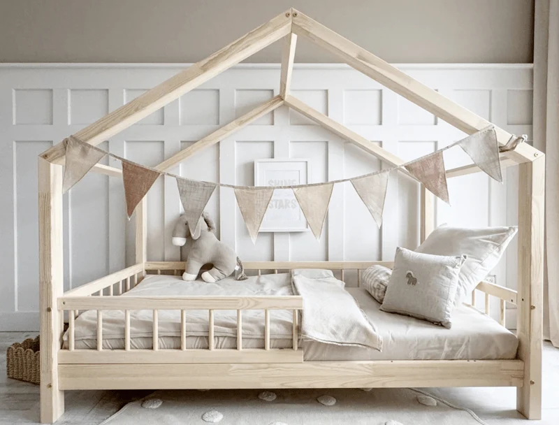 Lit cabane en bois avec barrière, toit pointu • Maja