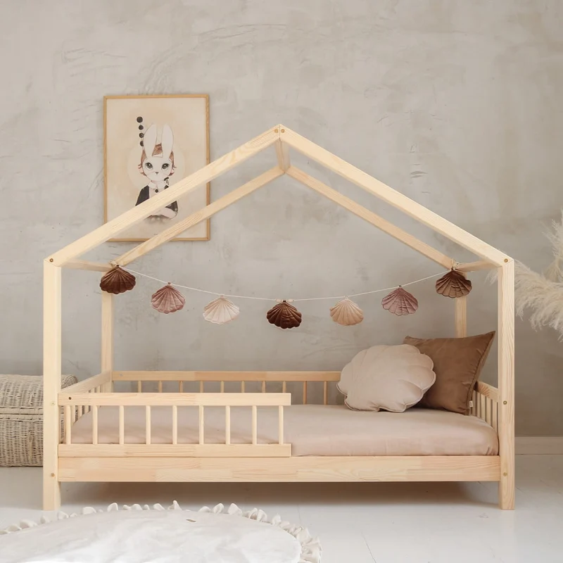 Lit cabane en bois avec barrière, toit pointu • Maja