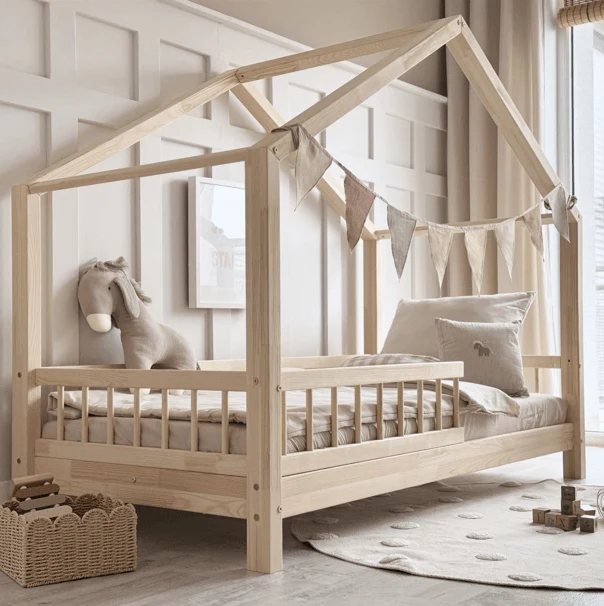 Lit cabane en bois avec barrière, toit pointu • Maja