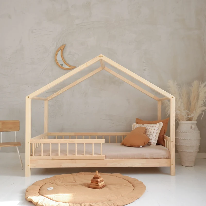 Lit cabane en bois avec barrière, toit pointu • Maja