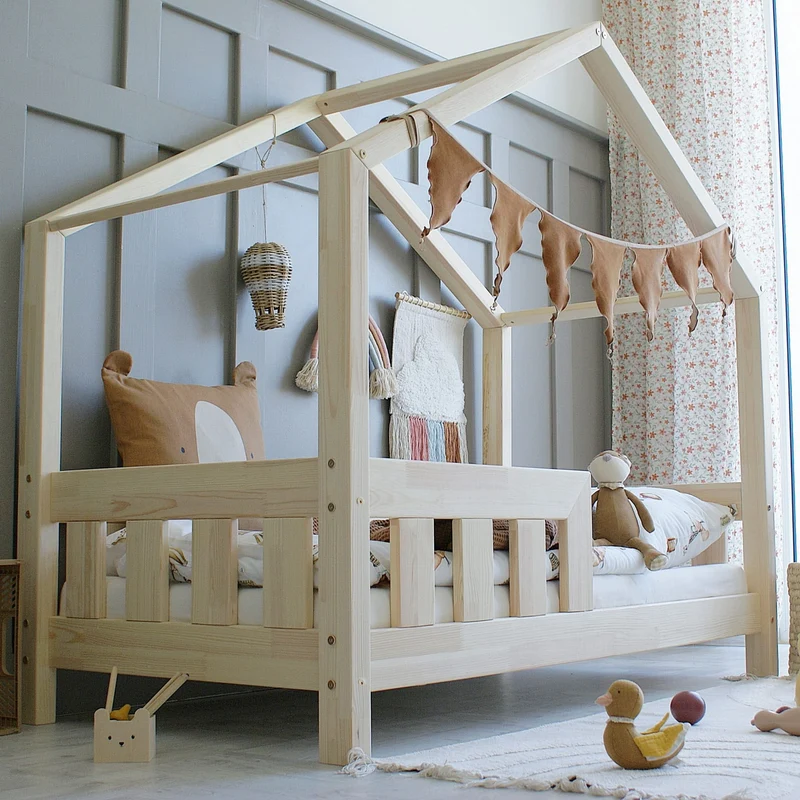 Lit cabane en bois avec barrière, toit pointu • Aya