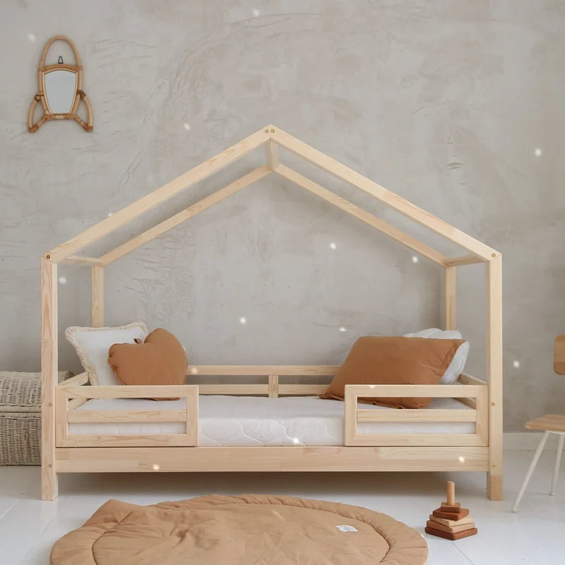 Lit cabane en bois avec barrière, entrée centrale et toit pointu • Alma
