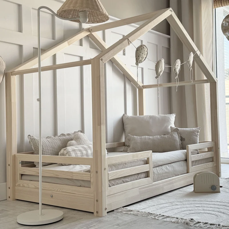 Lit cabane en bois avec barrière, entrée centrale et toit pointu • Alma