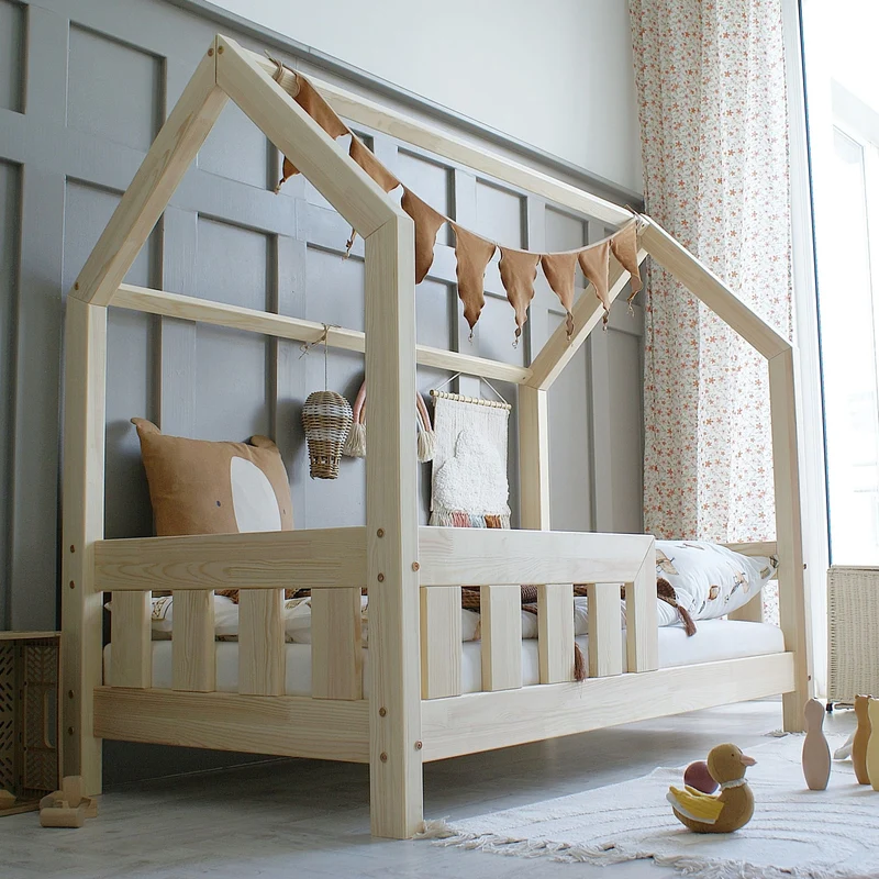 Lit cabane en bois avec barrière, toit horizontal • Aya