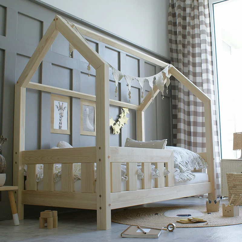 Lit cabane en bois avec barrière, toit horizontal • Aya