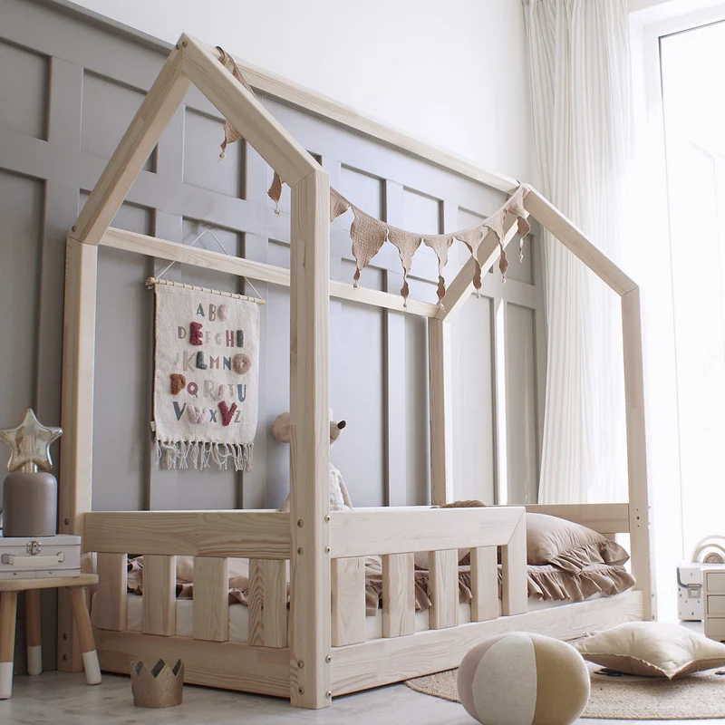 Lit cabane en bois avec barrière, toit horizontal • Aya