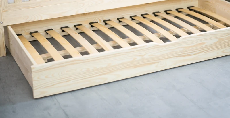 Lit cabane en bois avec tiroir, toit horizontal • Milie